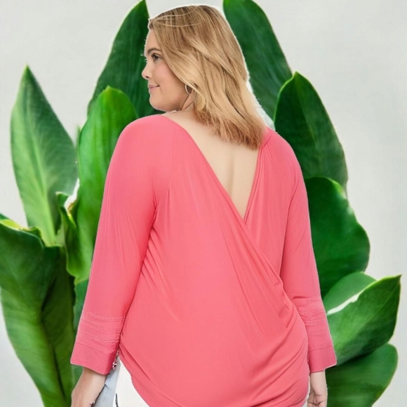 Livi Active Red Scoop Back Tunic with Mesh Design Sleeves size 26/28 - Picture 2 of 8